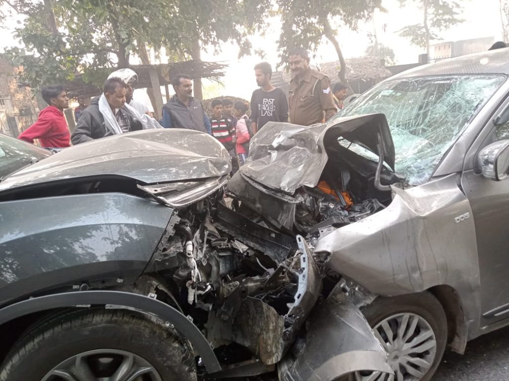 अयोध्या में दो कारों से आमने-सामने टक्कर में दो की मौत,इतने ही घायल