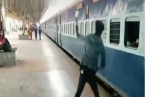 रेलवे स्टेशन पर गंदगी फैलाने वाले को शख्स ने सिखाया ऐसा सबक, वीडियो देख हंसते-हंसते हो जाएंगे लोटपोट